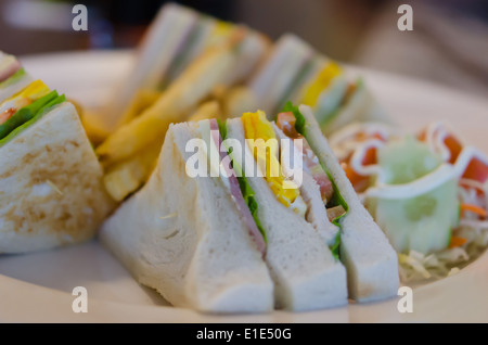 Deliziosa club sandwich con patatine fritte a cena Foto Stock