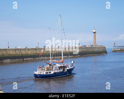 Barca a vela Specksioneer partono per un viaggio di piacere dal porto di Whitby Foto Stock