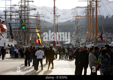 Latin American navy sail training le navi ormeggiate in Ushuaia Argentina parte di velas latinoamerican 2014 Foto Stock