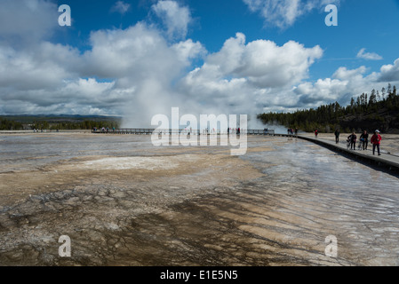 I turisti tour del Grand Prismatic primavera calda. Parco Nazionale di Yellowstone, Wyoming negli Stati Uniti. Foto Stock