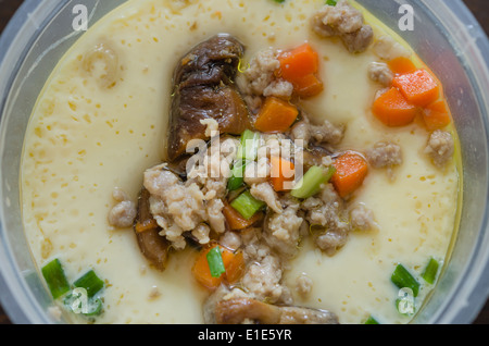 Vapore cinesi uovo con funghi , di carne macinata di maiale e verdure Foto Stock