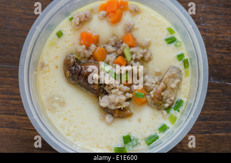 Vapore cinesi uovo con funghi , di carne macinata di maiale e verdure Foto Stock