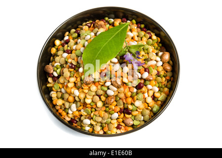 Miscela multicolore di lenticchie secche, piselli e fagioli Foto Stock