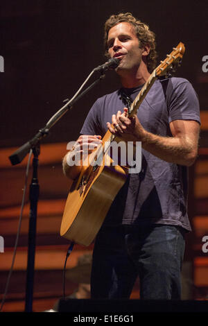 Chicago, Illinois, Stati Uniti d'America. 31 Maggio, 2014. Musicista Jack Johnson suona dal vivo con la sua band presso la banca FirstMerit padiglione presso l'Isola del nord a Chicago, Illinois © Daniel DeSlover/ZUMAPRESS.com/Alamy Live News Foto Stock