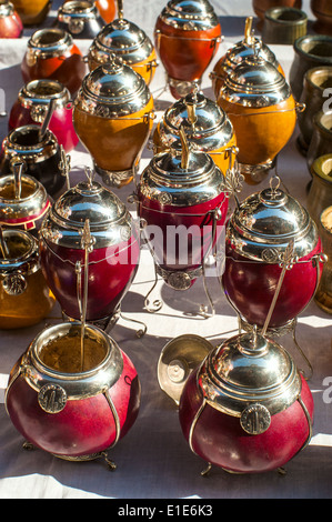 Yerba mate esterni venduti nel mercato di San Telmo, Buenos Aires, Argentina Foto Stock