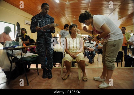 Stati Uniti Navy Hospital Corpsman Aaron Londra, a sinistra dalla multipurpose Amphibious Assault nave USS Iwo Jima (LHD 7), funziona con Foto Stock