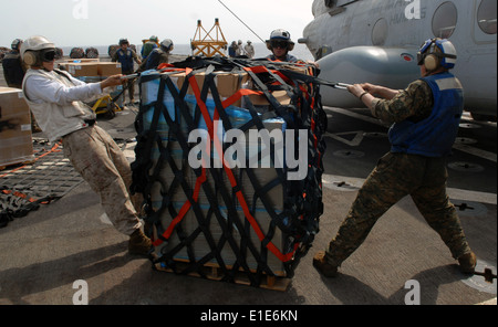 Stati Uniti Marine Cpl. Samuel Michaels e Lance Cpl. Blain Muth, entrambi assegnati per il trasporto anfibio dock nave USS Dubuque (LP Foto Stock