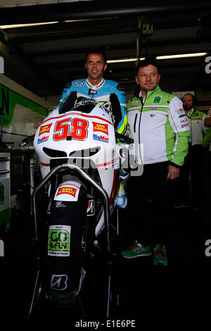 Mugello, Italia. Dal 01 Giugno, 2014. Racing MotoGP. Loris Capirossi festeggia Simoncelli il numero sul circuito del Mugello. Credito: Azione Sport Plus/Alamy Live News Foto Stock