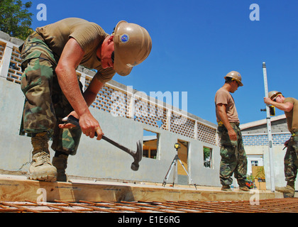 100817-N-4044H-005 Dili, Timor Est (Agosto 17, 2010) Seabees assegnato alla Naval Mobile Battaglione di costruzione (NMCB) 11 costruire fo Foto Stock