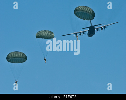 Soldati della ottantaduesima Divisione Aerotrasportata eseguire un paracadute caduta dalla 130Airlift Wing C-130 Hercules aerei sopra il Foto Stock