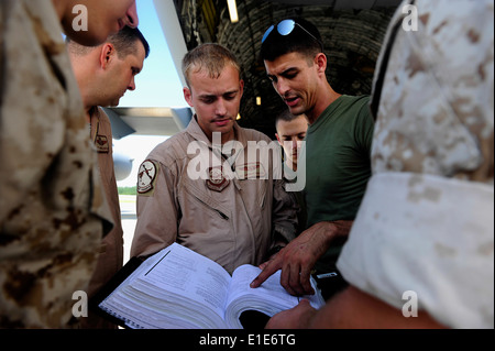 Stati Uniti Air Force Airman 1. Classe Andrew Poulisse, a sinistra un loadmaster assegnato al XIV Airlift Squadron, Base comune Charlesto Foto Stock