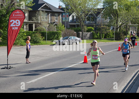 Calgary, Alberta, Canada. Dal 01 Giugno, 2014. Pass guide 29 km marker nel cinquantesimo Scotiabank Calgary marathon di domenica, 1 giugno 2014. Il Canada è in esecuzione più lunga maratona ha attirato più di 15.000 partecipanti e sollevato oltre un milione di dollari per la carità. Calgary, Alberta, Canada. Credito: Rosanne Tackaberry/Alamy Live News Foto Stock