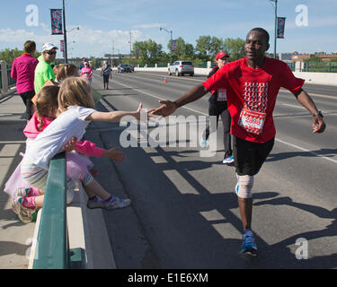 Calgary, Alberta, Canada. 01st giugno, 2014. I bambini che si sono tirati fuori per incoraggiare i corridori nella 50th Scotiabank Calgary Marathon domenica 1 giugno 2014. La maratona più lunga del Canada ha attirato più di 15.000 partecipanti e ha raccolto oltre un milione di dollari per beneficenza. Calgary, Alberta, Canada. Credit: Rosanne Tackaberry/Alamy Live News Foto Stock