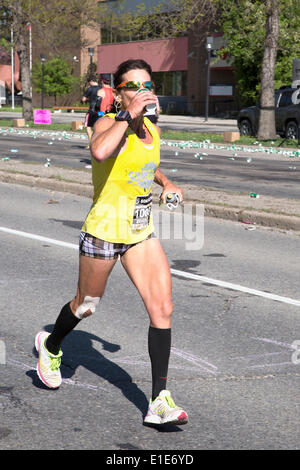 Calgary, Alberta, Canada. Dal 01 Giugno, 2014. Runner Beverly Anderson di bere in corrispondenza di una stazione di aiuto nel cinquantesimo Scotiabank Calgary marathon di domenica, 1 giugno 2014. Anderson è andato a vincere la 50 km ultramarathon in 3:44:37. Calgary, Alberta, Canada. Credito: Rosanne Tackaberry/Alamy Live News Foto Stock