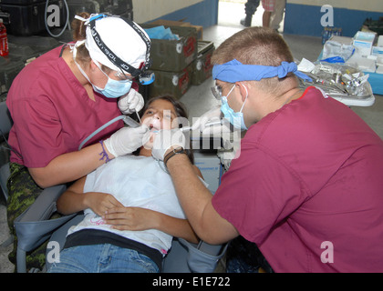 Dental lavoratori imbarcati a bordo della multi-purpose Amphibious Assault nave USS Iwo Jima (LHD 7) fornire cure dentarie per un Guatemal Foto Stock