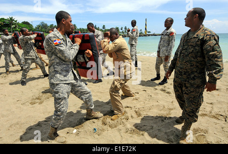 Stati Uniti Marine Corps Sgt. Juan Martinez, destra, imbarcato a bordo di alta velocità nave Swift (HSV-2), osserva come servizio dominicana mem Foto Stock