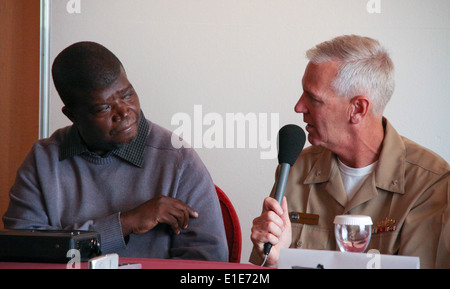 Stati Uniti Navy Adm posteriore. Gerard Hueber, vice capo di stato maggiore per la strategia, le risorse e i piani degli Stati Uniti Forze Navali Europa/Afri Foto Stock