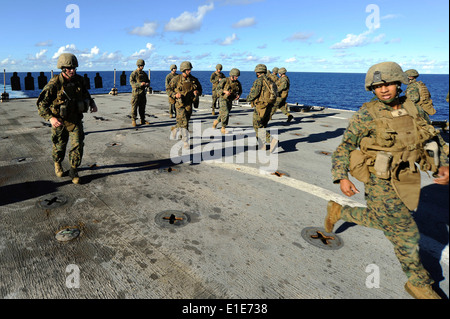 Stati Uniti Marines a partire dal trentunesimo Marine Expeditionary Unit eseguire in piena battaglia vestire prima di sparare le loro armi a bordo il anfibi Foto Stock