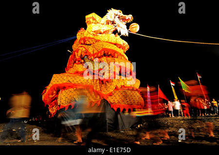 Yogyakarta, Indonesia. 2 Giugno, 2014. Un gigantesco drago di carta viene visualizzato durante il cinese tradizionale Dragon Boat Festival a Yogyakarta, Indonesia, Giugno 2, 2014. Il Dragon Boat Festival, chiamato anche Duanwu Festival è tradizionalmente celebrato il quinto giorno del quinto mese lunare, che cade il 2 di giugno di quest'anno. © Oka Hamied/Xinhua/Alamy Live News Foto Stock