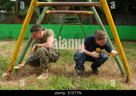 Stati Uniti Marine Corps Sgt. Nate re e la marina Cryptologic tecnico () interpretativa 2a classe Alicia Williamson, sia avviato ab Foto Stock