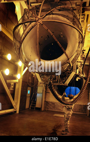 Stati Uniti Air Force Tech. Sgt. Tywone Weston controlla un B-1B Lancer di velivoli General Electric F-101 turbofan motore per verificare che non vi siano perdite in Ell Foto Stock