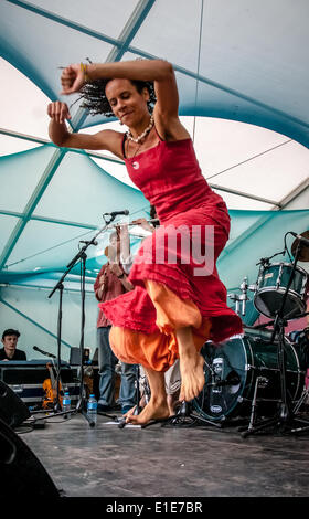 Exeter, Regno Unito. Dal 01 Giugno, 2014. Denise Rowe da Ombiviolum balli durante la Exeter rispetto Festival 2014 a Belmont Park Exeter Credito: Clive Chilvers/Alamy Live News Foto Stock