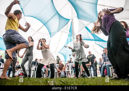 Exeter, Regno Unito. Dal 01 Giugno, 2014. Il pubblico a ballare la magia del tamburo durante la Exeter rispetto Festival 2014 a Belmont Park Exeter Credito: Clive Chilvers/Alamy Live News Foto Stock