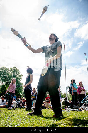 Exeter, Regno Unito. Dal 01 Giugno, 2014. La giocoleria nel parco durante la Exeter rispetto Festival 2014 a Belmont Park Exeter Credito: Clive Chilvers/Alamy Live News Foto Stock