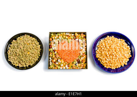 Miscela multicolore di lenticchie secche, piselli e fagioli Foto Stock