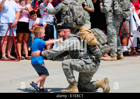 Tech. Sgt. Russell Buckner, 134 ARW forze di sicurezza Squadron, riceve un meritato abbraccio da un membro della famiglia dopo il suo ritorno in f Foto Stock