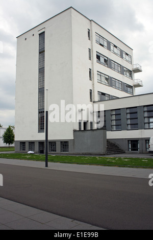 Il rinnovato, Bauhaus di Dessau Germania, uno dei più grandi edifici di definizione degli inizi del Movimento Moderno in architettura, architetto Walter Gropius Foto Stock