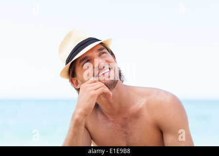 Uomo sulla spiaggia pensare guardare in alto vuoto lo spazio di copia Foto Stock