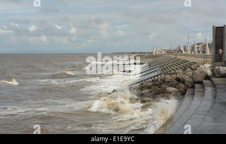 Sunny cumulus nubi, vista guardando a nord di Rossall, onde del mare le percosse Cleveleys Promenade a costa di Fylde naufragio Memorial Foto Stock