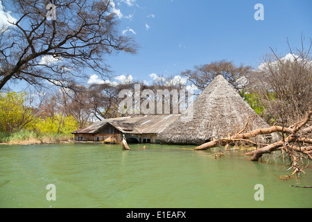 In un invaso hotel resort a Lake Baringo in Kenya. In molti villaggi turistici dove distrutto quando il lago di livello di acqua di rose inaspettatamente. Foto Stock