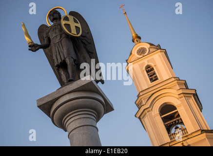 L'arcangelo Michele statua che si trova nella parte anteriore della Cattedrale del Salvatore della Trasfigurazione, principale tempio ortodosso a Donetsk, Ucraina Foto Stock