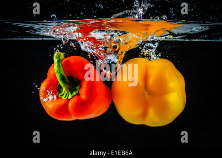 Due peperoni dolci di caduta accidentale in acqua Foto Stock