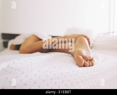 La donna che giace a piedi nudi e relax sul divano in camera shopping Foto  stock - Alamy