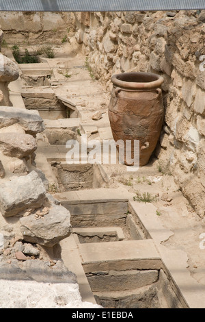 Pentola di coccio in mostra in un negozio in camera il palazzo di Cnosso rovine, Creta. Foto Stock