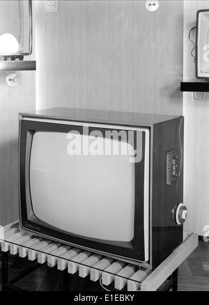 Una fotografia di un televisore degli anni '1950 o '1960 in Portogallo, che mostra il primo design e la tecnologia dell'home entertainment durante questo periodo. Foto Stock