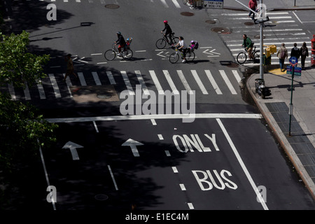 Vista dal tetto di un edificio federale, una veduta aerea di persone attraversando Broadway a New York City. Foto Stock