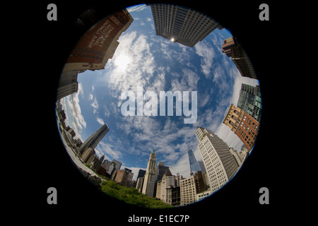 180 grado distorta lente fish-eye cityscape su Broadway, Lower Manhattan, New York City. Foto Stock