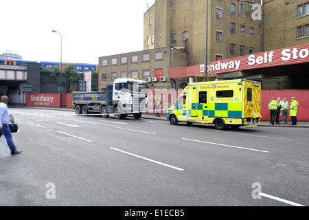 Londra, Regno Unito. 02Giugno, 2014. Un ciclista morì a Vauxhall dopo la collisione con un autocarro. È pensato per essere il sesto ciclista a morire a Londra le strade di questo anno Credito: Rachel Megawhat/Alamy Live News Foto Stock