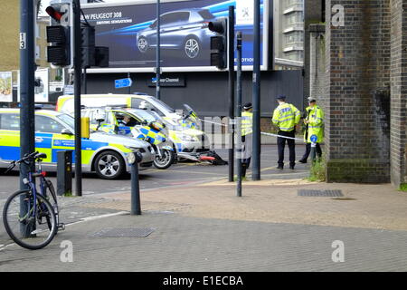 Londra, Regno Unito. 02Giugno, 2014. Un ciclista morì a Vauxhall dopo la collisione con un autocarro. È pensato per essere il sesto ciclista a morire a Londra le strade di questo anno Credito: Rachel Megawhat/Alamy Live News Foto Stock