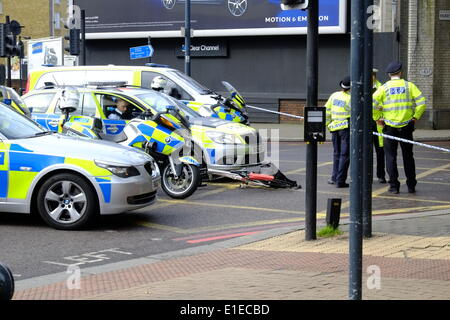 Londra, Regno Unito. 02Giugno, 2014. Un ciclista morì a Vauxhall dopo la collisione con un autocarro. È pensato per essere il sesto ciclista a morire a Londra le strade di questo anno Credito: Rachel Megawhat/Alamy Live News Foto Stock