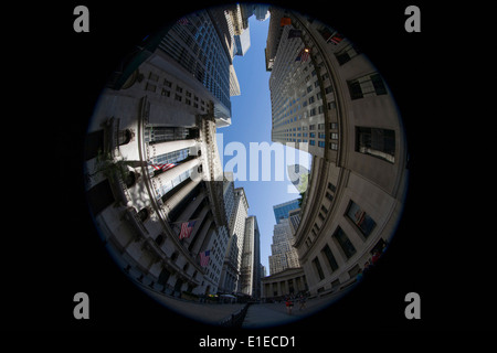 180 grado distorta lente fish-eye del New York Stock Exchange (NYSE) su Wall Street, la parte inferiore di Manhattan,. Foto Stock