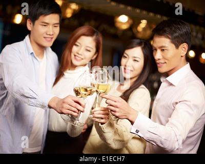 I giovani aventi un buon tempo in pub Foto Stock