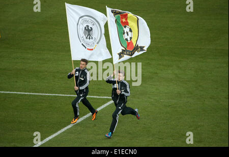 Moenchengladbach, Germania. Dal 01 Giugno, 2014. Ragazzi flag di attesa prima che la gentile partita di calcio tra la Germania e il Camerun presso il Borussia Park Stadium di Moenchengladbach, Germania, 01 giugno 2014. Foto: Rolf Vennenbernd/dpa/Alamy Live News Foto Stock