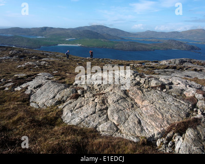 Vista verso Vatersay, Barra dal vertice di Carn Ghaltair, Sandray, Ebridi Esterne, Scozia Foto Stock