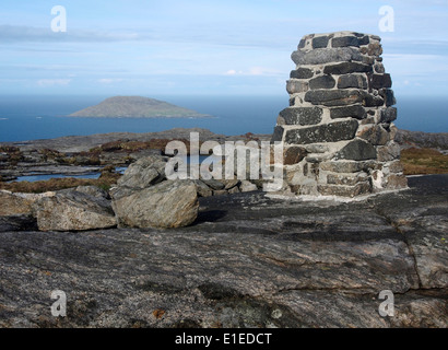 Vista verso Maol Domhnaich, Barra dal vertice di punto di innesco di Carn Ghaltair, Sandray, Ebridi Esterne, Scozia Foto Stock