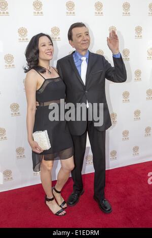 Los Angeles, California, USA. Il 1 giugno, 2014. James Hong e sua figlia aprile arriva alla Huading Film Awards al Ricardo Montalban Theatre di Domenica, 1 giugno 2014, a Hollywood, in California. Credito: Ringo Chiu/ZUMAPRESS.com/Alamy Live News Foto Stock